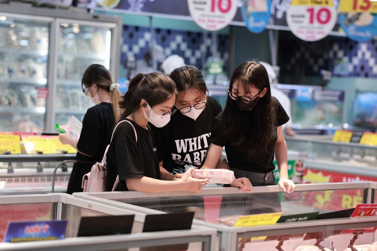 Người tiêu dùng đắn đo trong việc chi tiêu do có quá nhiều gánh nặng trên vai. Ảnh: Quang Vinh.
