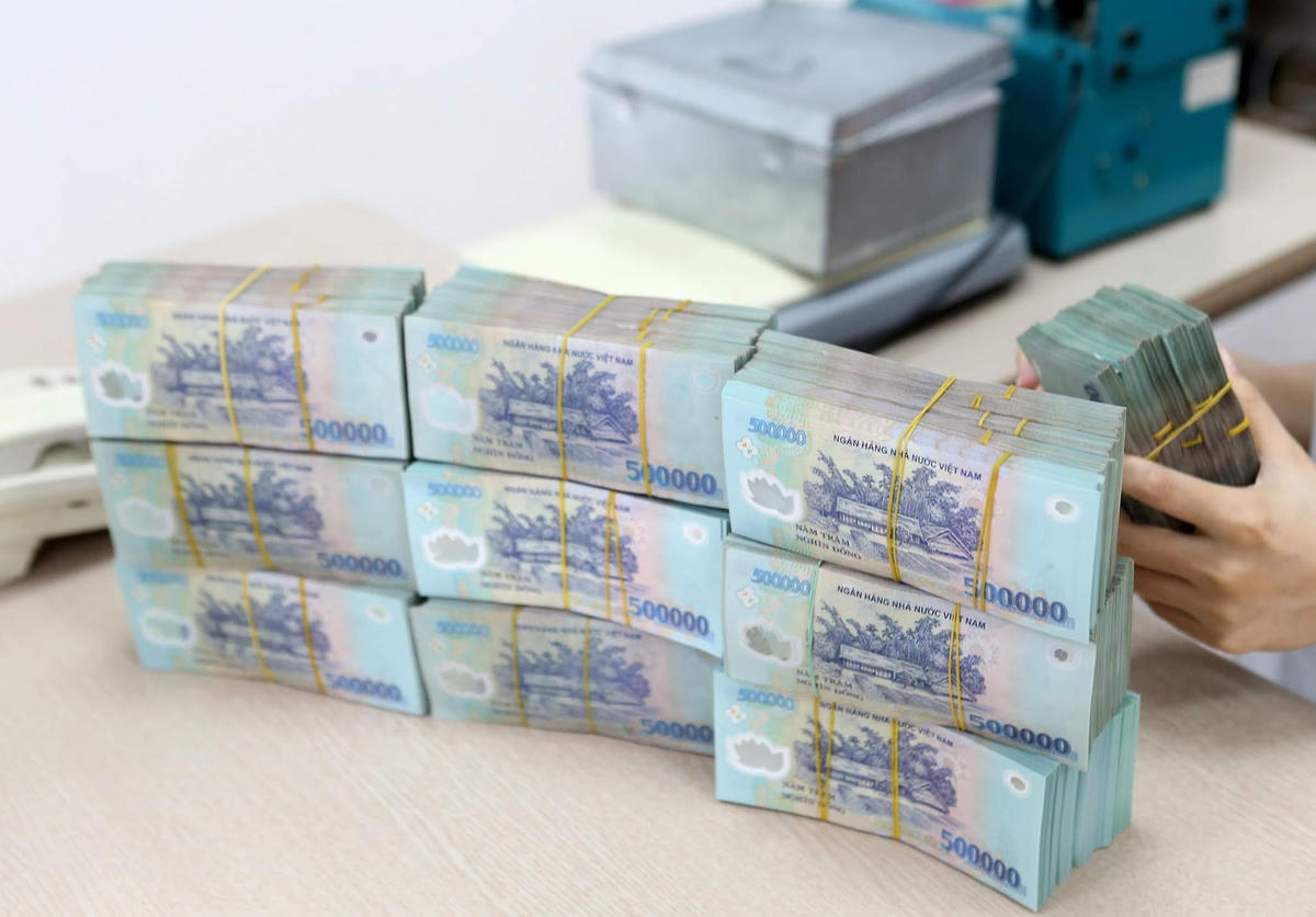Giao dịch gửi tiết kiệm trực tiếp tại ngân hàng để tránh rủi ro. Ảnh: Quang Vinh.