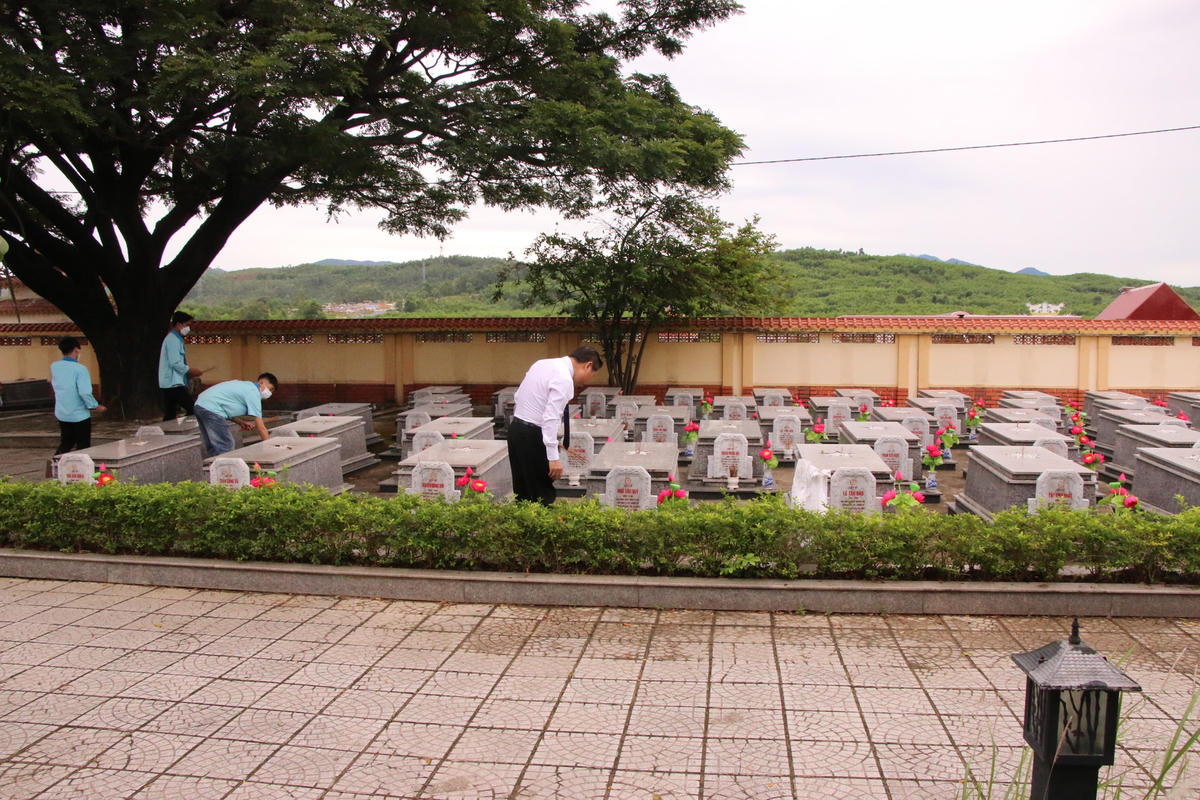 Chỉnh trang cảnh quan khu vực nghĩa trang liệt sỹ TP Đà Nẵng.