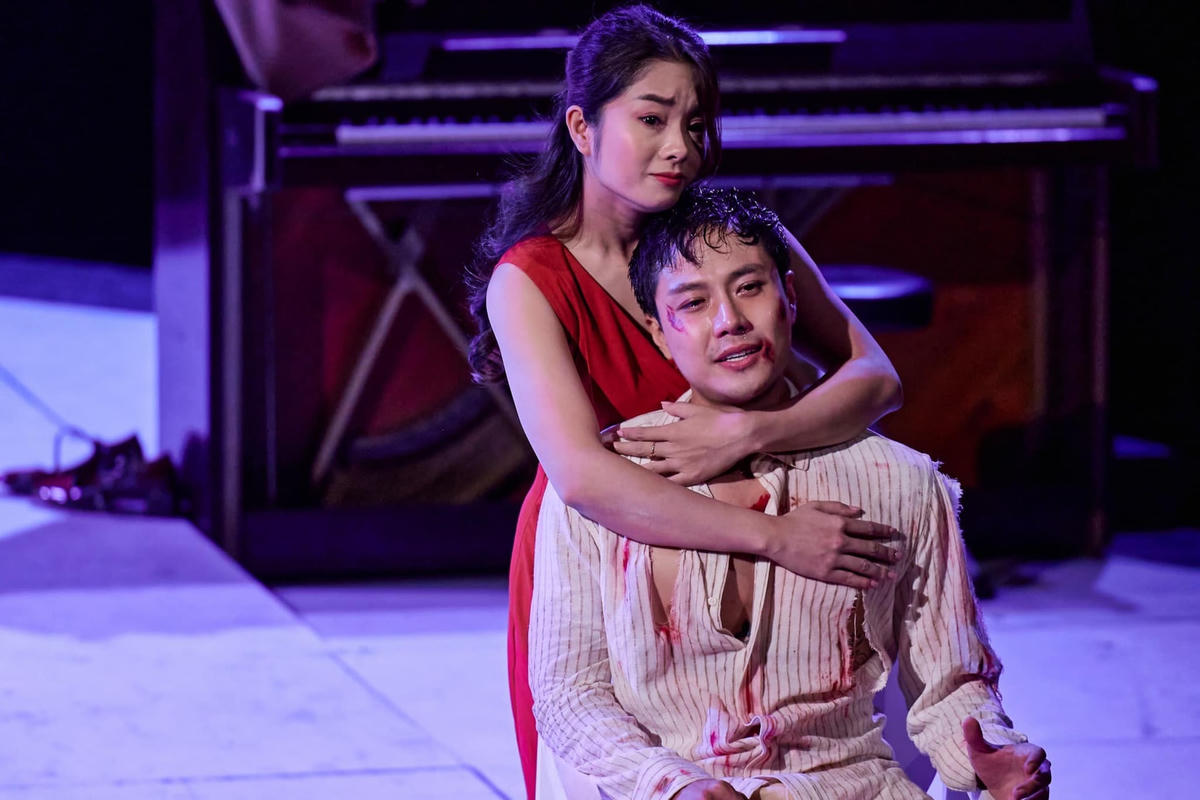 Cảnh trong vở “Hedda Gabler”.