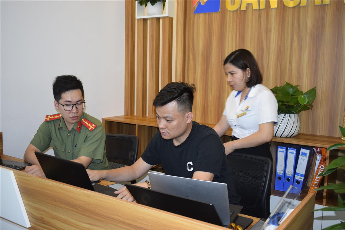 Lực lượng Công an làm việc với các đối tượng liên quan. Ảnh: BCA