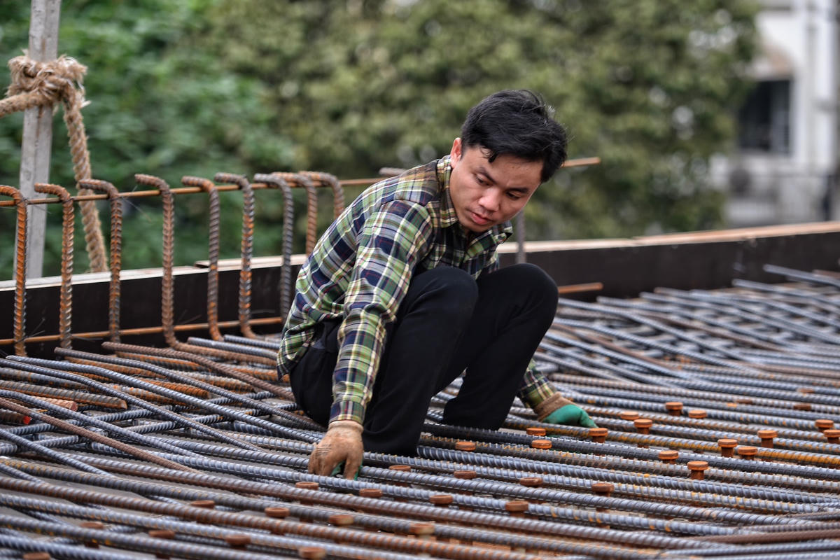 "Đây là cây vượt đầu tiên ở Hà Nội có độ cong lớn và là cầu dầm thép nên việc lắp các phiến dầm rất phức tạp, phải tính toán chi tiết, tỉ mỉ độ cong của cầu. Chính vì vậy, đòi hỏi đội ngũ kỹ sư có kinh nghiệm, lành nghề cao để có biện pháp thi công đặc biệt và chính xác", ông Hiệu chia sẻ.