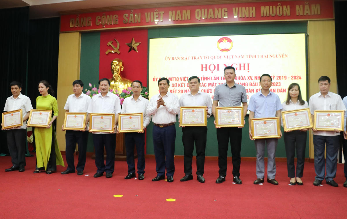 Chủ tịch MTTQ tỉnh Thái Nguyên Phạm Thái Hanh tặng Bằng khen cho các tập thể, cá nhân có nhiều đóng góp trong thực hiện “Tuần cao điểm Tết vì người nghèo năm 2023”