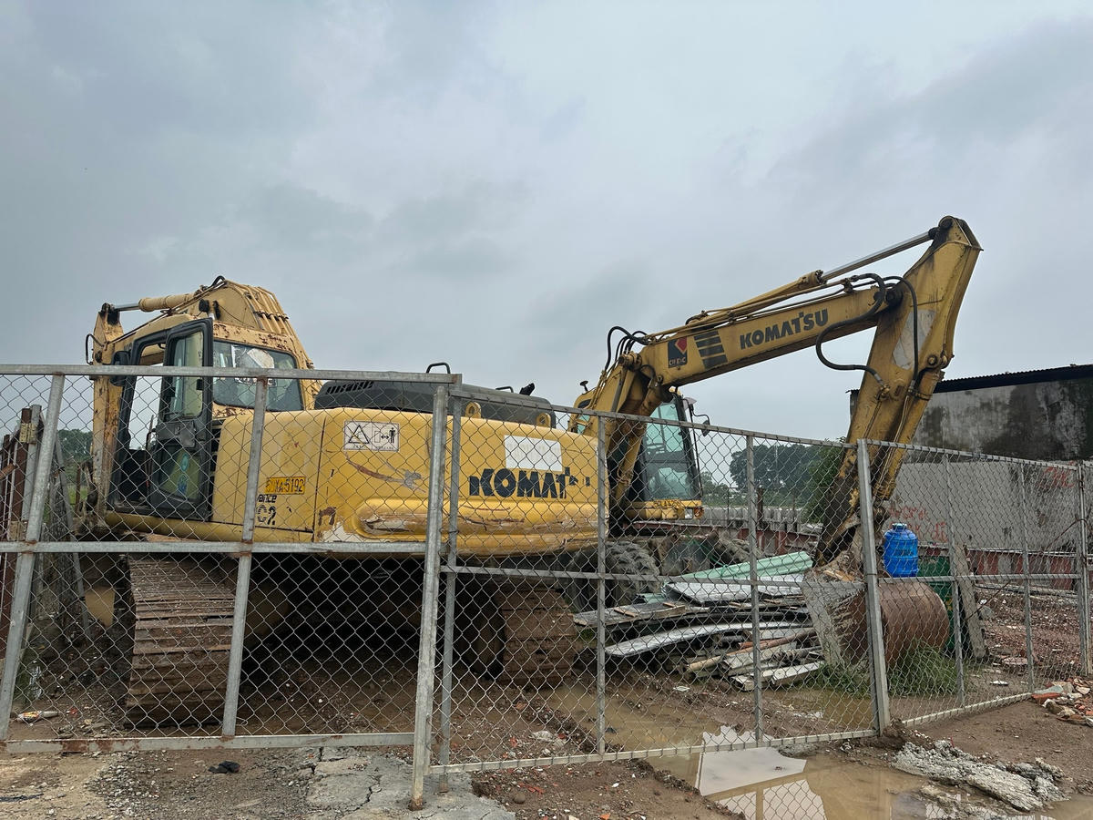 Xe công trình nằm im không thể thi công do vướng mặt bằng. Ảnh: Mạnh Thìn.