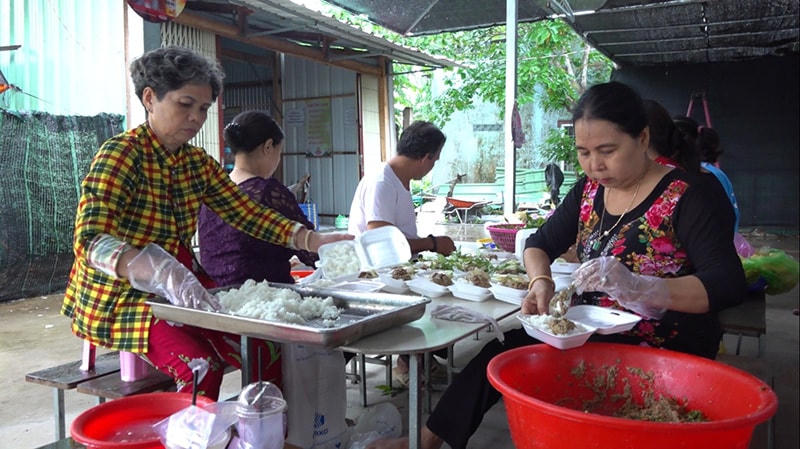 Hàng ngày, các thành viên trong nhóm đến quán chuẩn bị các suất cơm với tinh thần nhiệt tình và vui vẻ.