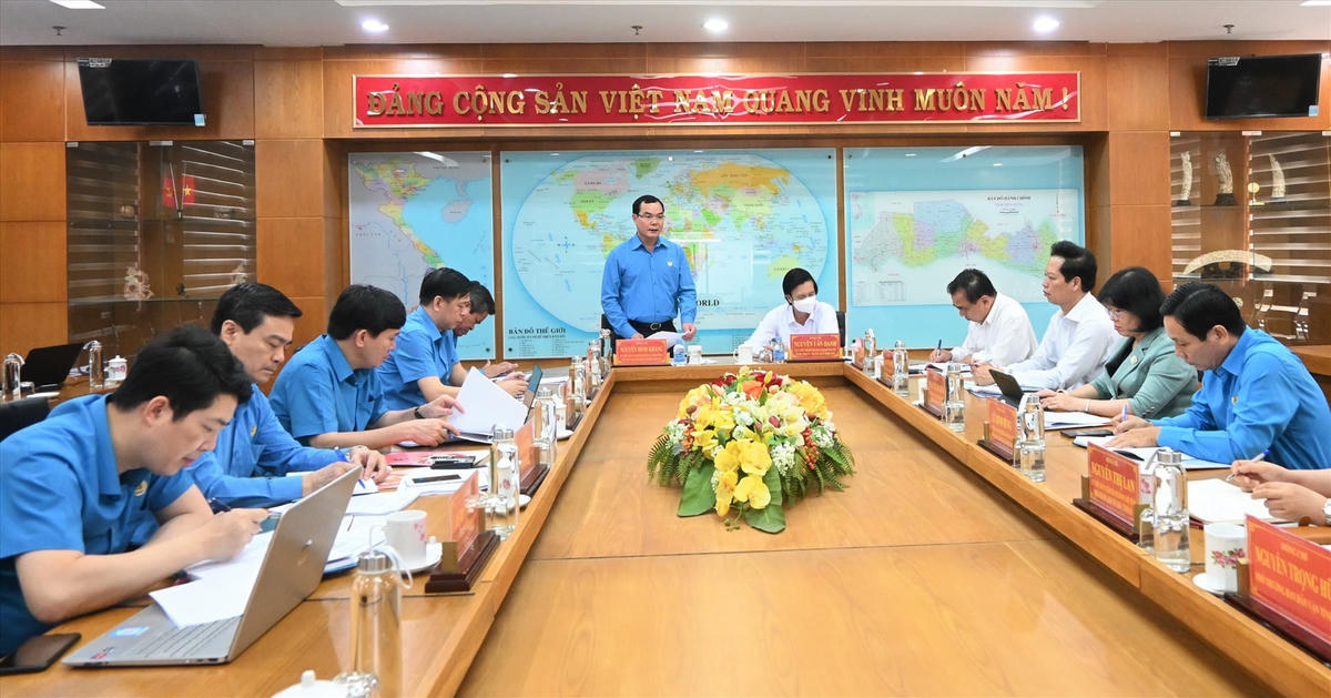 Đoàn Công tác của Tổng Liên đoàn Lao động Việt Nam do ông Nguyễn Đình Khang - Ủy viên Trung ương Đảng, Chủ tịch Tổng Liên đoàn Lao động Việt Nam làm việc với Thường trực Tỉnh ủy Tiền Giang.