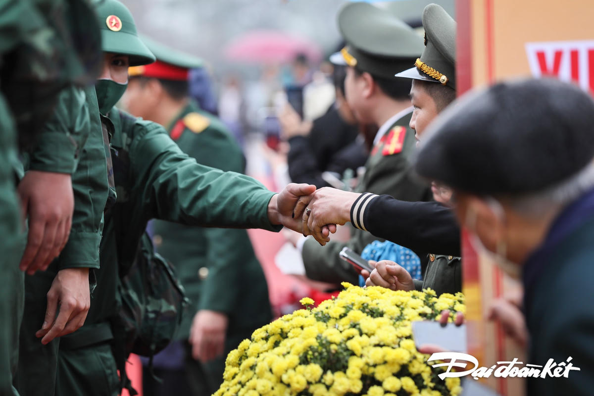 Những nụ cười và những cái bắt tay tạm biệt hẹn ngày trở về của các tân binh.  
