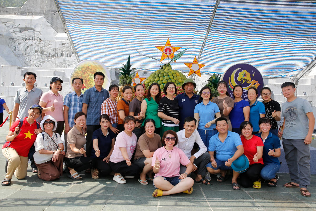 "Nay đi ngang qua quảng trường Nguyễn Tất Thành tôi rất bất ngờ khi thấy nhiều người đang tỉ mỉ gắn các loại hoa quả thành hình ngôi sao.Tôi vô cùng ấn tượng với mâm cỗ Trung thu có một không hai này, rất đẹp mắt", chị Linh cho hay.