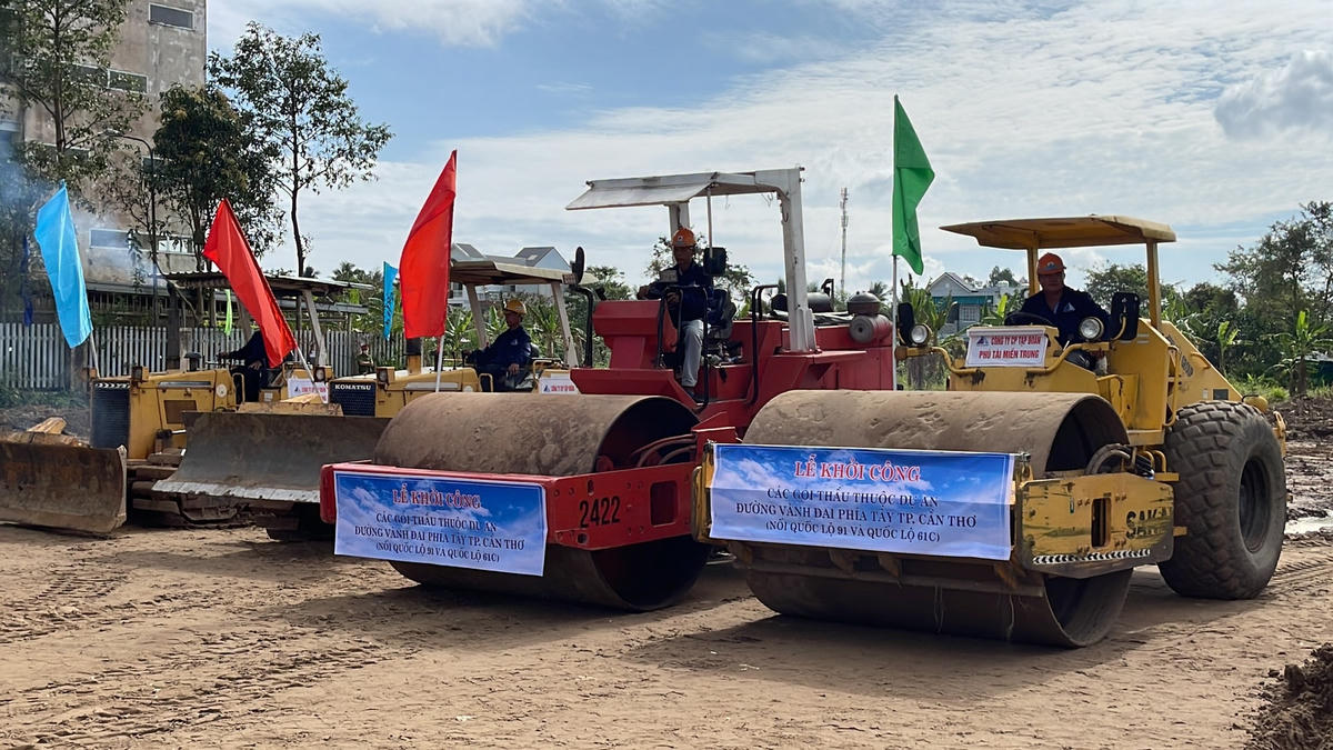 Các phương tiện sẵn sàng cho lễ khởi công.