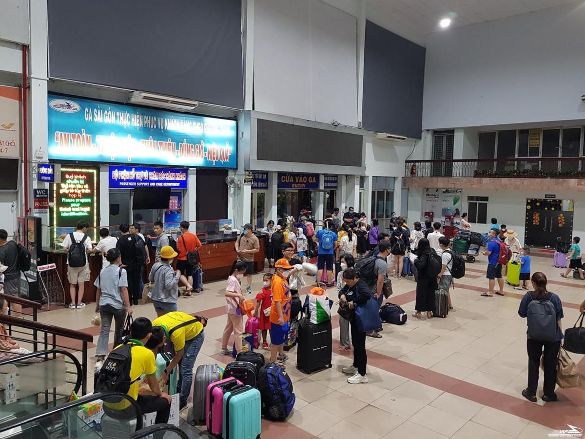 Ai nấy đều đồ đạc lỉnh kỉnh.