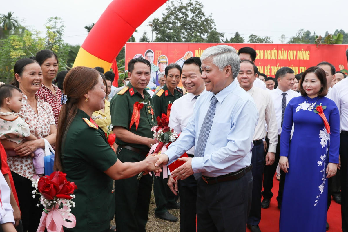 Chủ tịch Đỗ Văn Chiến dự Lễ công bố xã Quy Mông, huyện Trấn Yên, tỉnh Yên Bái đạt chuẩn nông thôn mới nâng cao và chung vui Ngày hội Đại đoàn kết với đồng bào các dân tộc xã Quy Mông.
