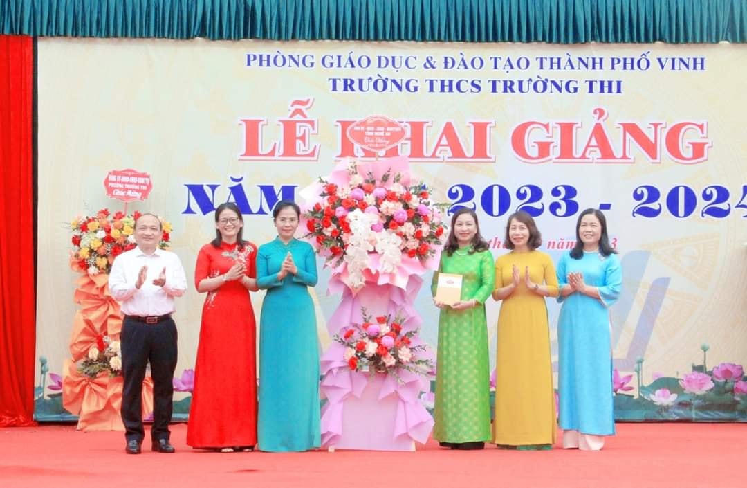 Chủ tịch Uỷ ban MTTQ tỉnh Nghệ An, bà Võ Thị Minh Sinh dự lễ khai giảng và trao quà tại Trường THCS Trường Thi, TP Vinh.