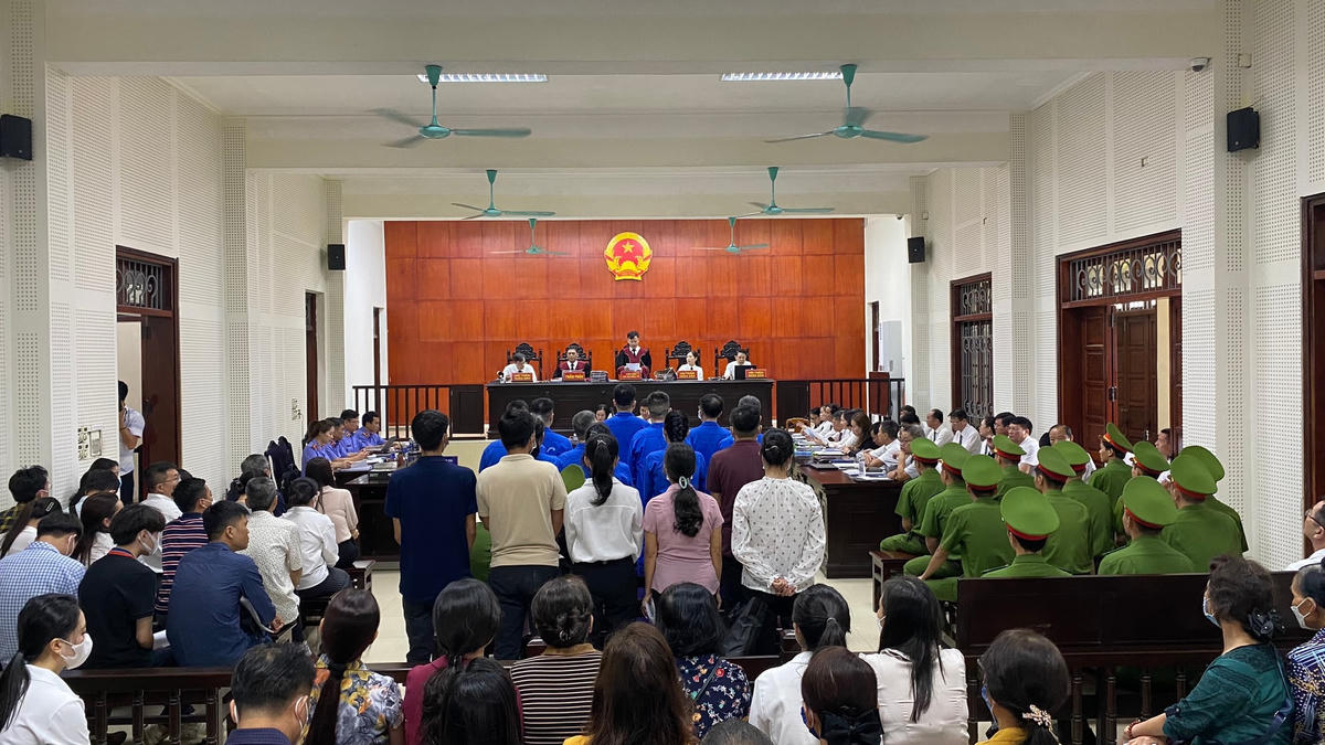 Các bị cáo trong phiên tòa sơ thẩm sáng 10/10.