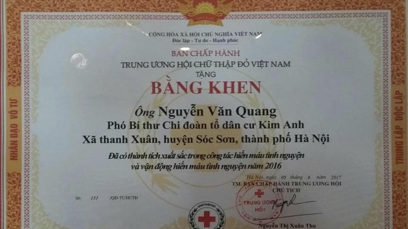 Anh Quang nhận được Bằng khen của Trung ương Hội Chữ Thập Đỏ Việt Nam.