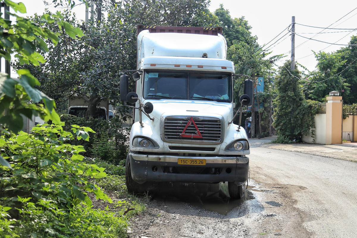Hà Nội: Đường xuống cấp, tai nạn giao thông rình rập, dân khổ sở