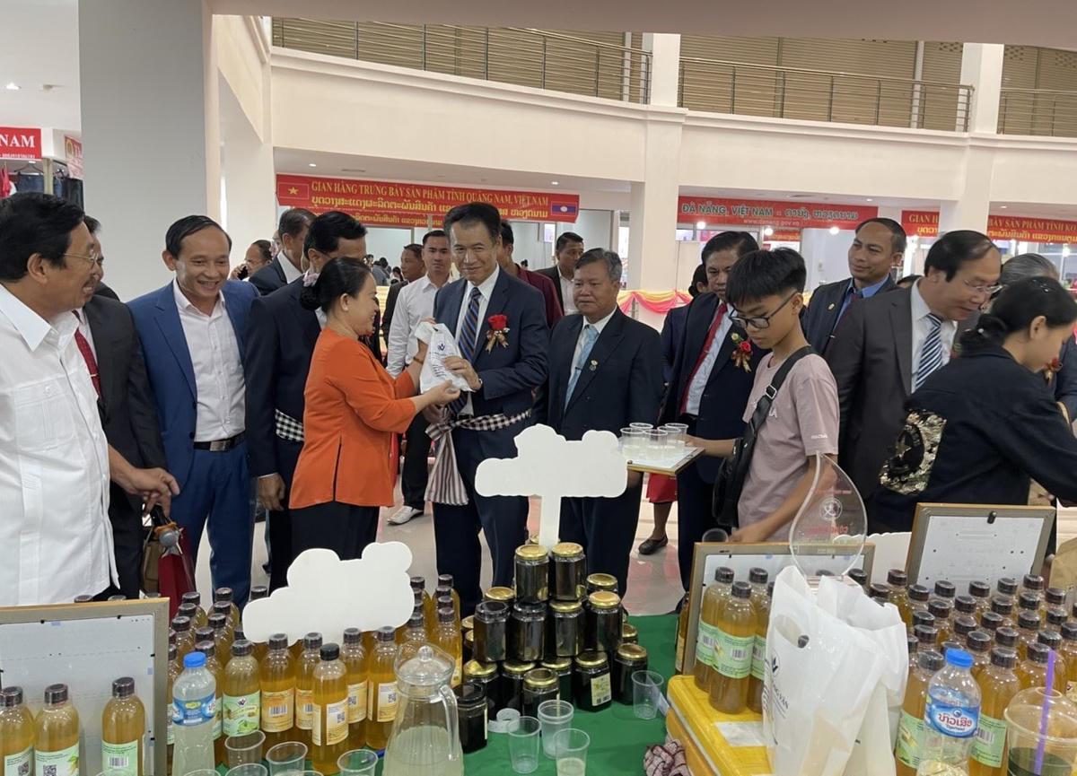 Nhiều sản phẩm hàng hóa của tỉnh Quảng Nam trưng bày thu hút người đến xem.