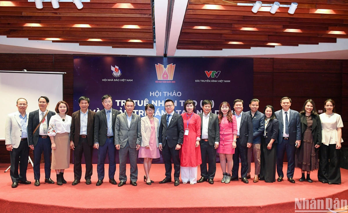 Các đại biểu chụp ảnh lưu niệm.