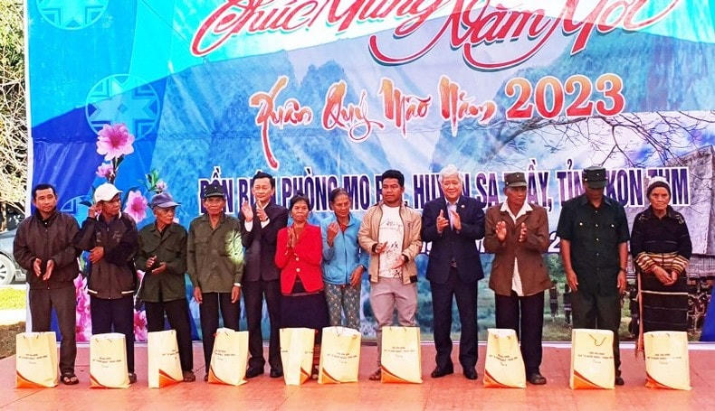Chủ tịch Đỗ Văn Chiến và lãnh đạo tỉnh Kon Tum tặng quà cho 10 hộ gia đình có công với cách mạng, gia đình chính sách.