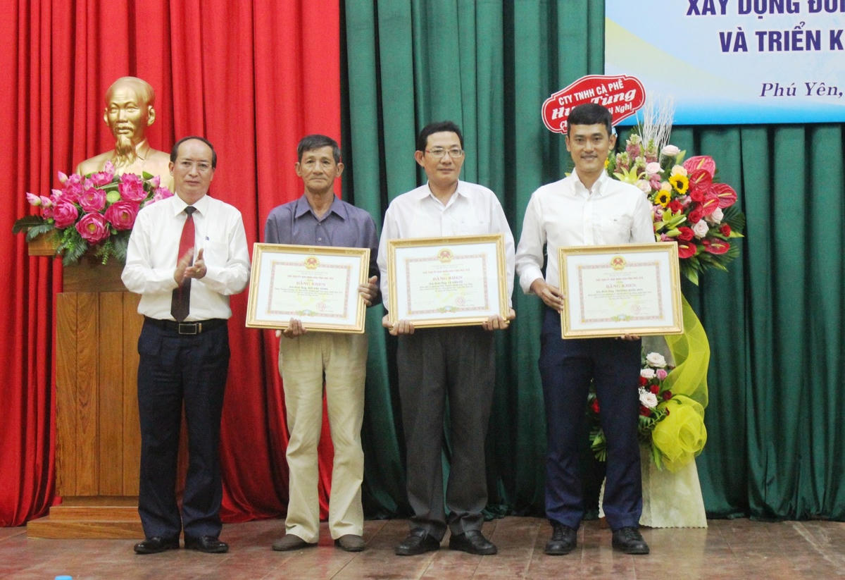 Khen thưởng 03 gia đình xuất sắc trong thực hiện phong trào "Toàn dân đoàn kết xây dựng đời sống văn hóa" năm 2021. 
