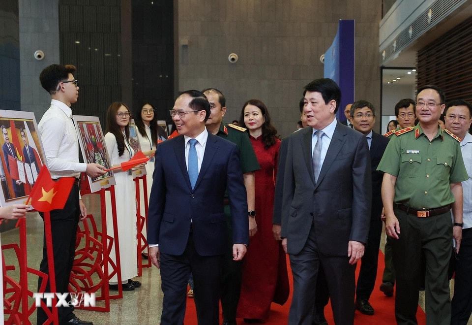ttxvn-chu-tich-nuoc-luong-cuong-du-hoi-thao-khoa-hoc-ve-vai-tro-cua-ngoai-giao-ky-niem-50-nam-thong-nhat-dat-nuoc-2.jpg
