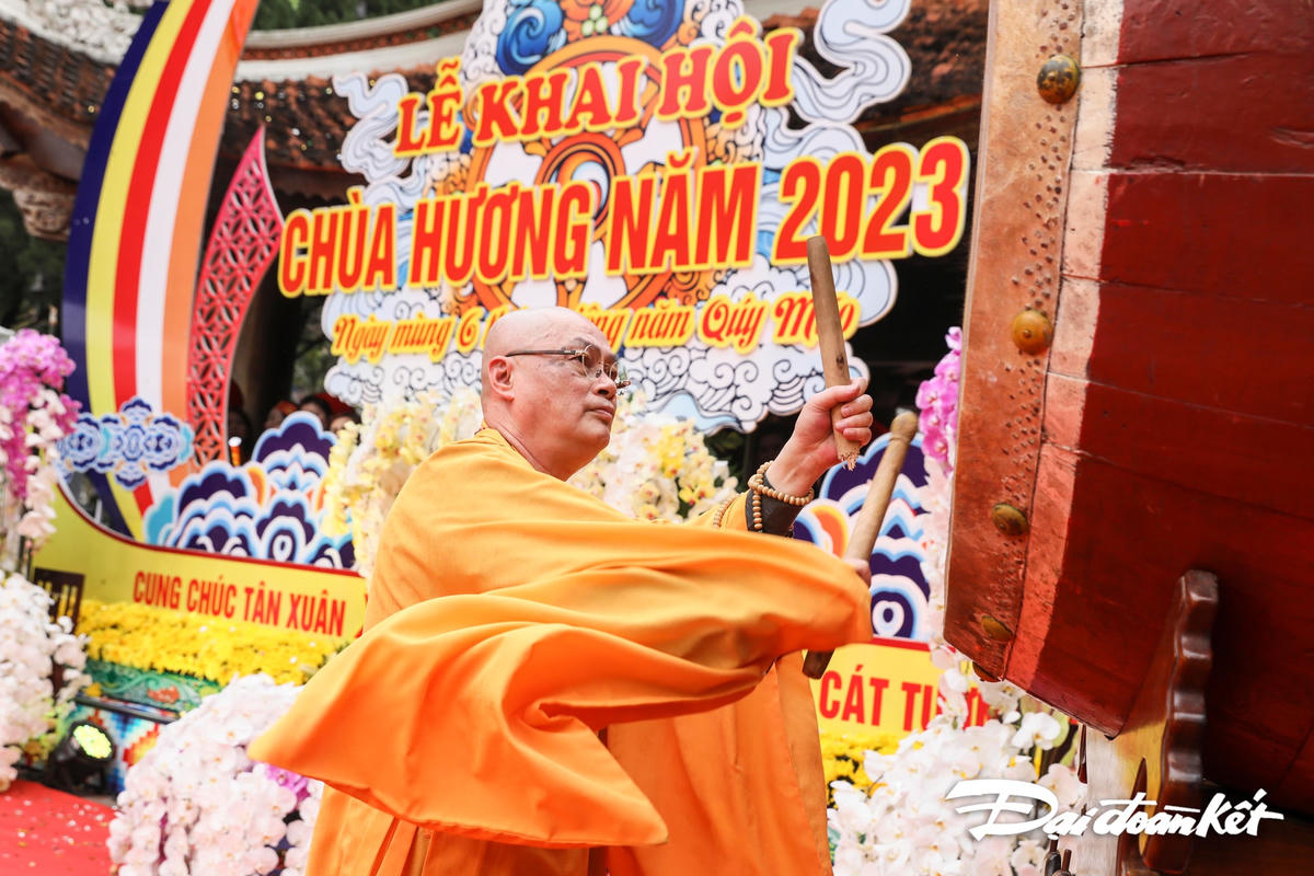 Trụ trì thượng tọa Thích Minh Hiền gióng lên những hồi trống khai mạc Lễ hội chùa Hương năm 2023.
