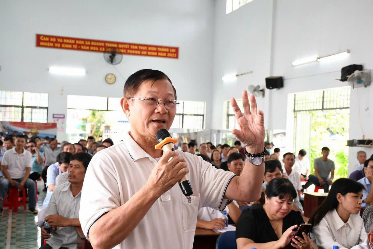 Người dân nêu ý kiến tại buổi đối thoại. 