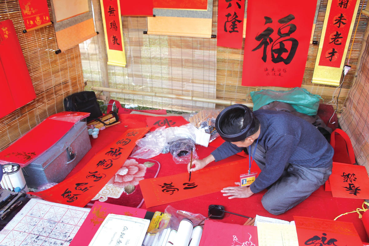 Viết câu đối Tết.  