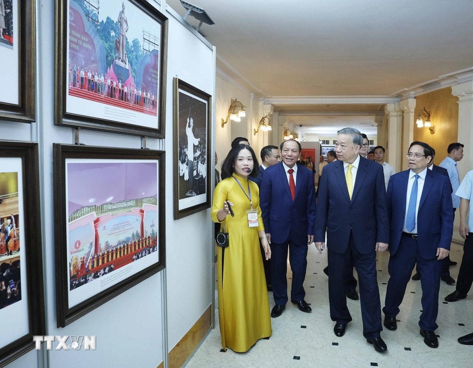 Tổng Bí thư Tô Lâm, Thủ tướng Phạm Minh Chính và các đại biểu xem trưng bày ảnh tại Lễ kỷ niệm. (Ảnh: Thống Nhất/TTXVN)