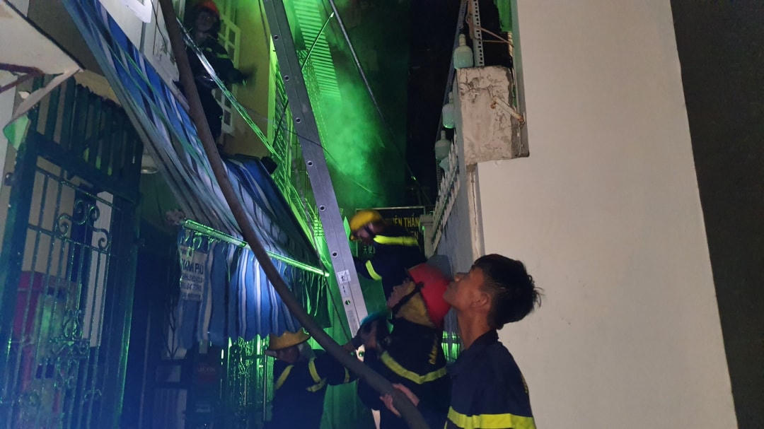 Lực lượng phòng cháy chữa cháy tỉnh Khánh Hòa đang tích cực chữa cháy.