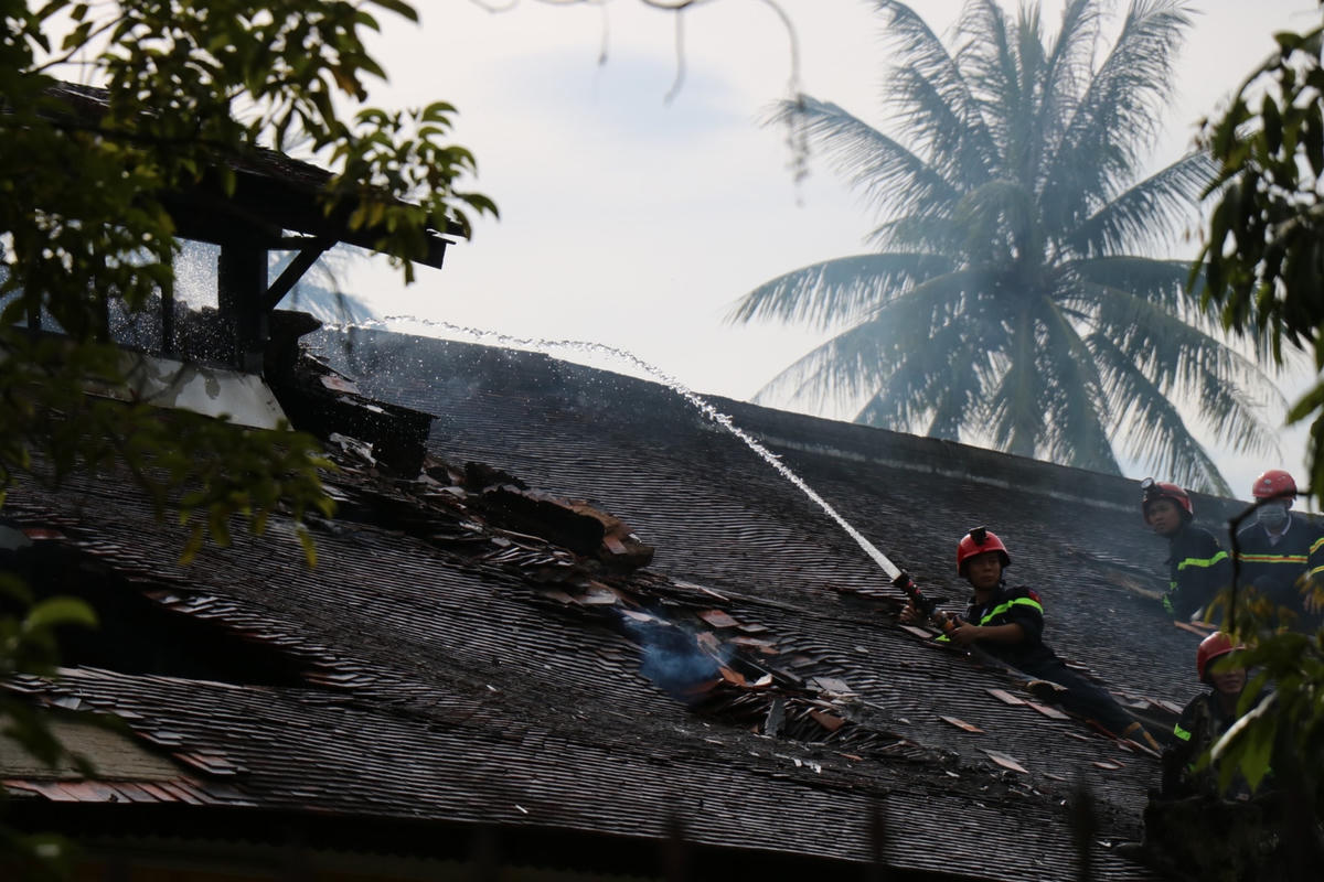 Sau hơn 1 giờ nỗ lực, đám cháy cơ bản được khống chế.