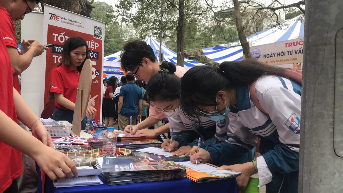 Tại các gian tư vấn, học sinh, phụ huynh được gặp gỡ, trao đổi trực tiếp với đại diện các trường mà mình quan tâm.