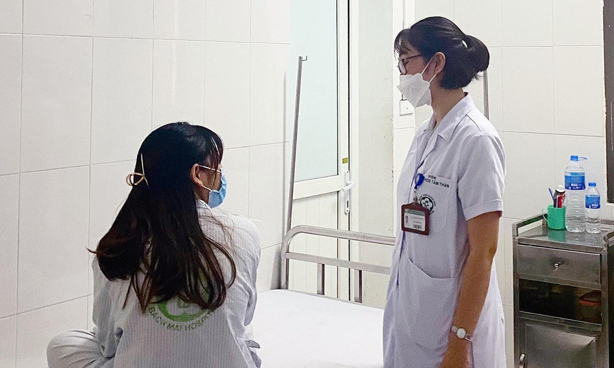 Thăm khám bệnh nhân rối loạn tâm thần tại Viện sức khỏe tâm thần (Bệnh viện Bạch Mai). Ảnh: TL.
