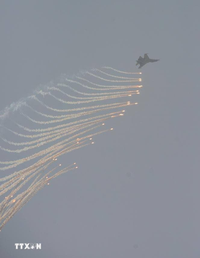 Màn trình diễn phun bẫy nhiệt của máy bay tiêm kích Su-30MK2 trên bầu trời Thành phố Hồ Chí Minh. (Ảnh: TTXVN)