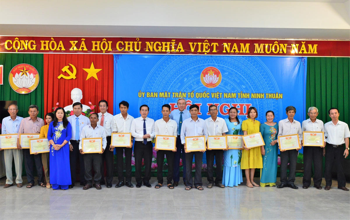 Tặng Bằng khen cho 17 tập thể có thành tích xuất sắc trong 20 năm tổ chức Ngày hội Đại đoàn kết toàn dân tộc giai đoạn 2003 - 2023.