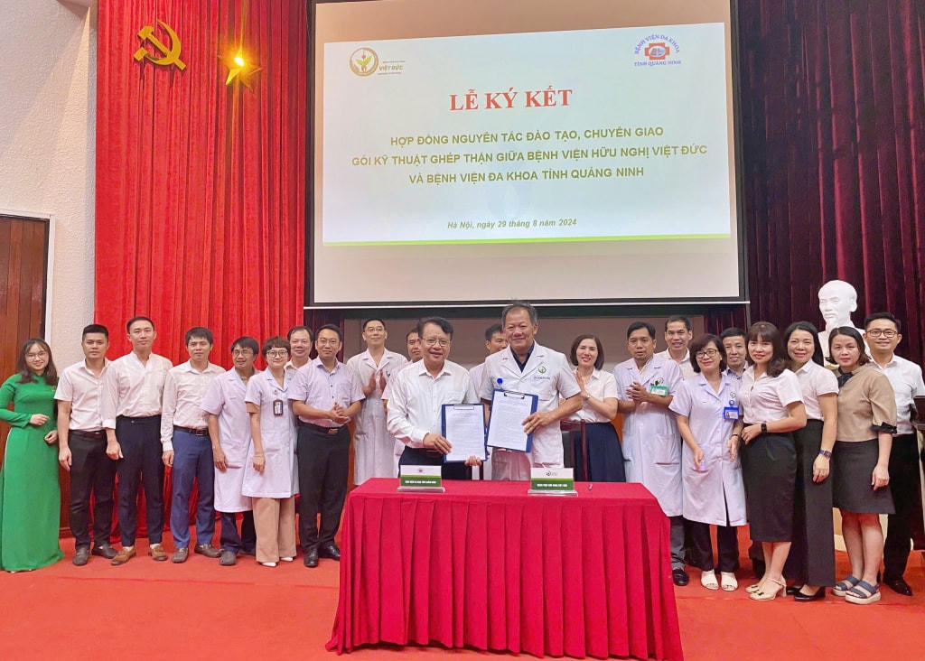 Quang cảnh Lễ ký kết chuyển giao kỹ thuật ghép thận giữa Bệnh viện Đa khoa tỉnh Quảng Ninh và Bệnh viện Hữu nghị Việt Đức. Ảnh: Bệnh viện Đa khoa tỉnh Quảng Ninh.