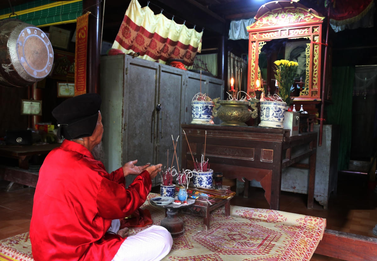 Cụ Nhung tung hai đồng xu và vui vẻ khi thấy một sấp, một ngửa với hàm ý chúng tôi được phép mở xem những bảo vật vua ban.