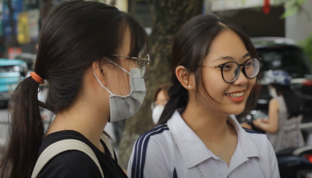 Đôi bạn thân Yến Chi - Hà Chi bày tỏ sự hồi hộp trước khi bước vào kì thi. Ảnh: Ngọc Ánh.