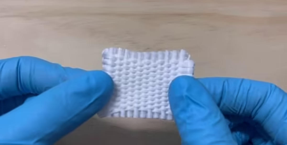 Lớp bên ngoài được làm từ các sợi silica mỏng được phủ trong các mảnh boron nitride hình lục giác, một vật liệu gốm. Những sợi vải này được bện và dệt với nhau thành một tấm vải, trước khi được gắn với lớp hợp kim nhôm bên trong. Ảnh: SWNS.
