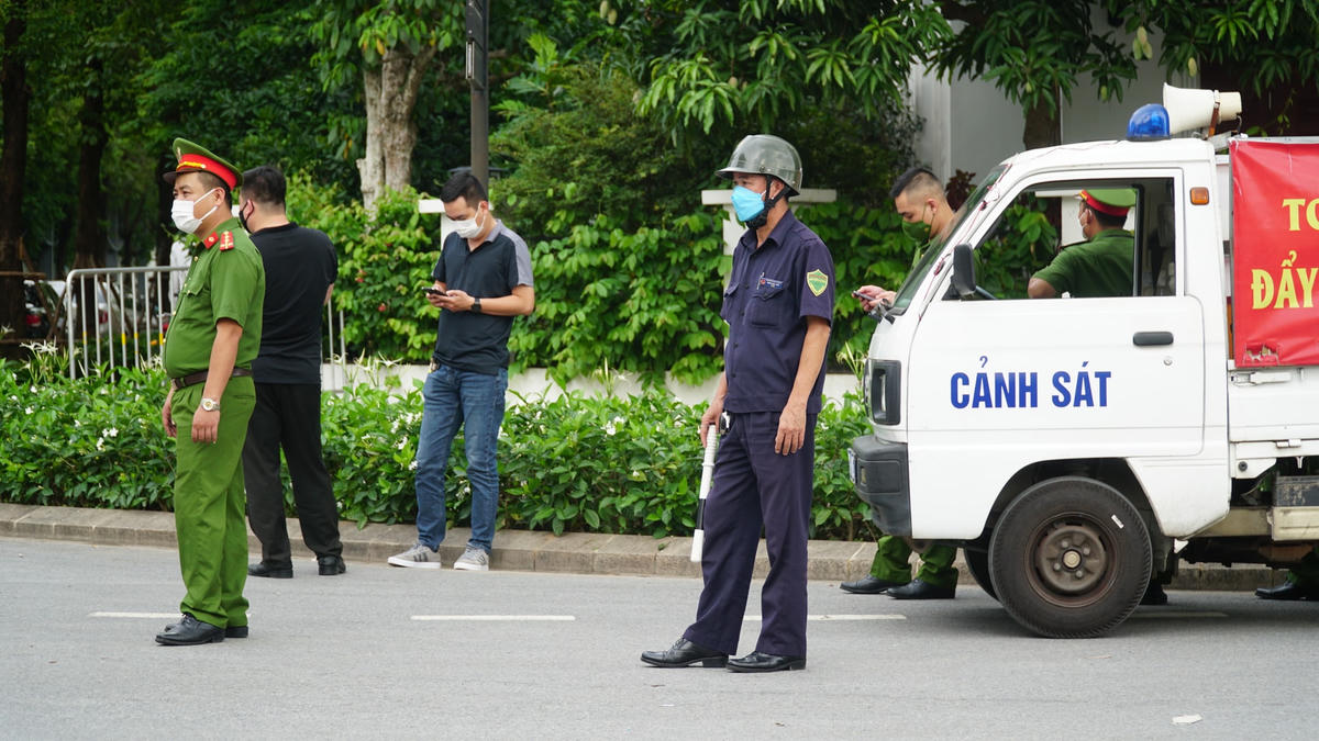 Còn với ông Ông Nguyễn Thanh Long, nguyên Bộ trưởng Bộ Y tế có hành vi phạm vào tội “Lợi dụng chức vụ, quyền hạn trong khi thi hành công vụ”, quy định tại khoản 3, Điều 356 Bộ luật Hình sự năm 2015, sửa đổi bổ sung năm 2017.