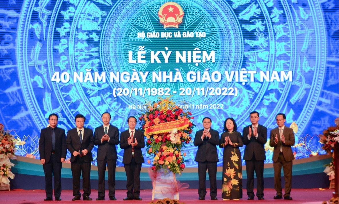 Thủ tướng Phạm Minh Chính tặng hoa chúc mừng lãnh đạo ngành GDĐT.