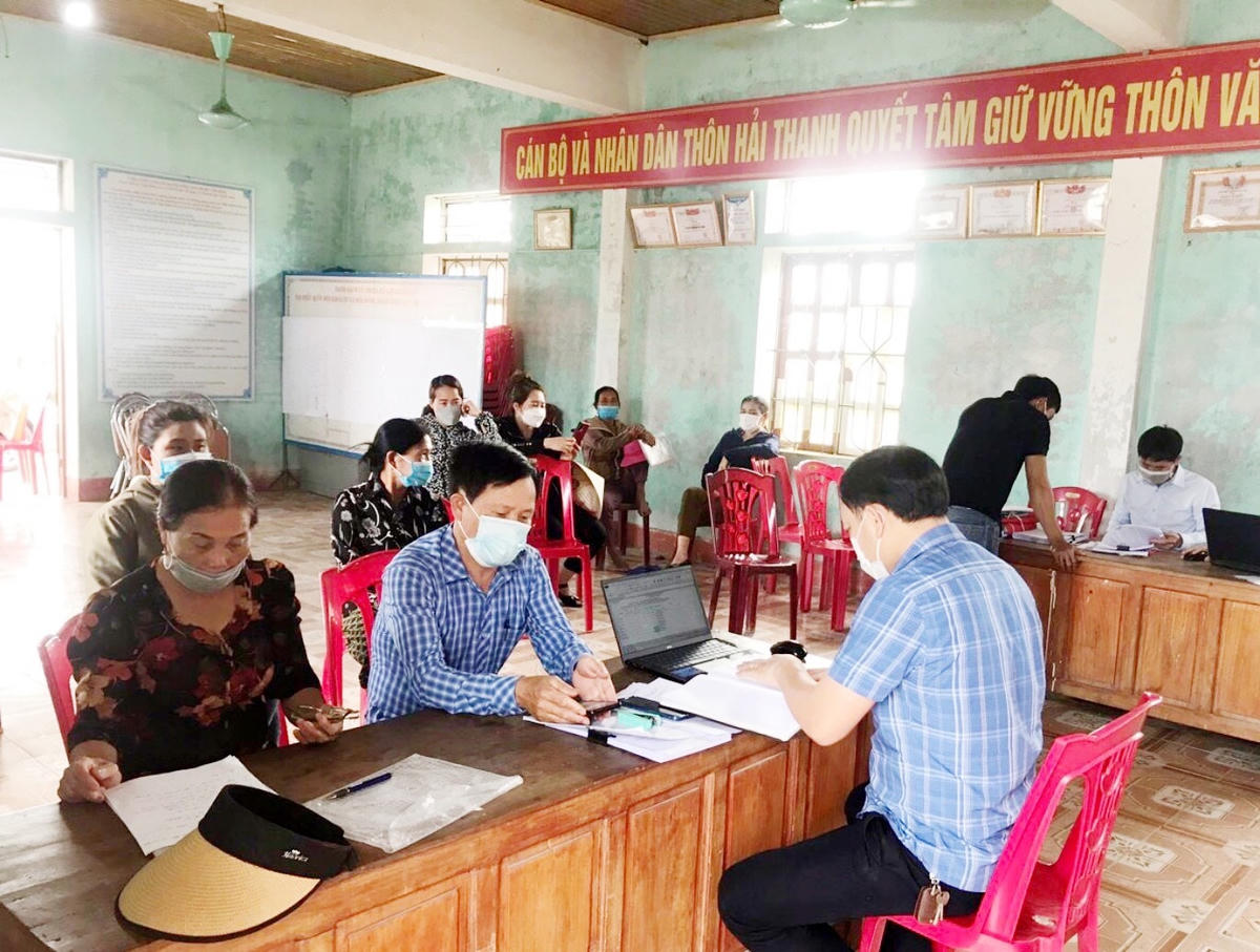 Cán bộ Mặt trận ở thị xã Kỳ Anh tham gia tích cực tuyên truyền, vận động giải phóng mặt bằng.  