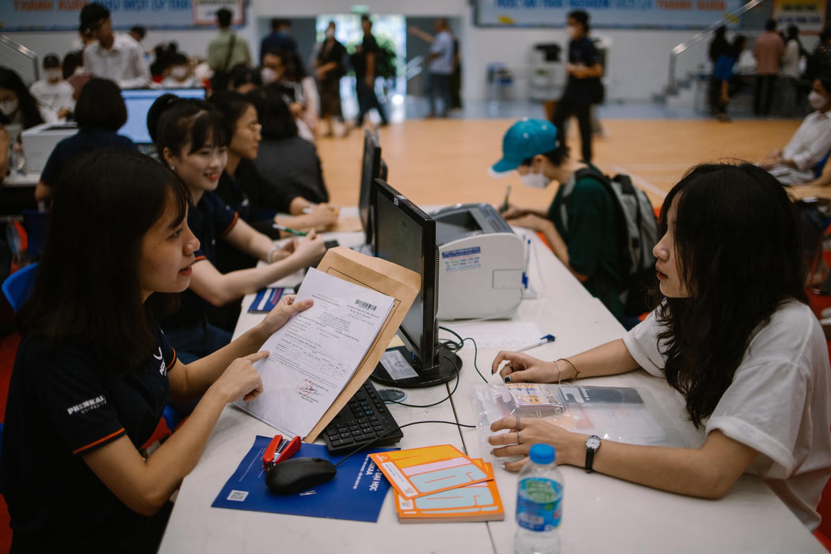 Tân sinh viên Trường Đại học Phenikaa làm thủ tục nhập học năm học 2022-2023.