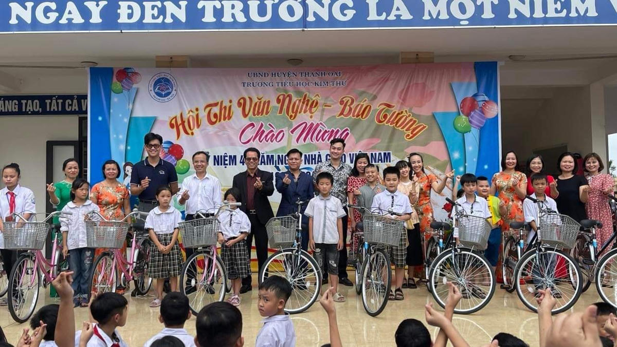Nhiều phần quà thiết thực được chương trình gửi tặng các thầy cô và các học sinh có hoàn cảnh khó khăn ở 5 trường học tại Hà Nội.