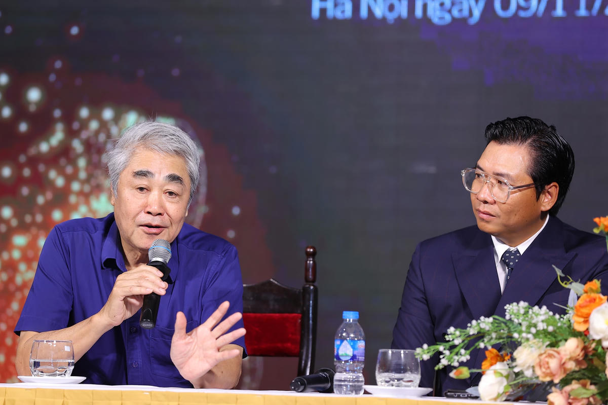 NSND Quang Thọ (trái) chúc  mừng thành công của học trò. (ảnh: Hòa Nguyễn).