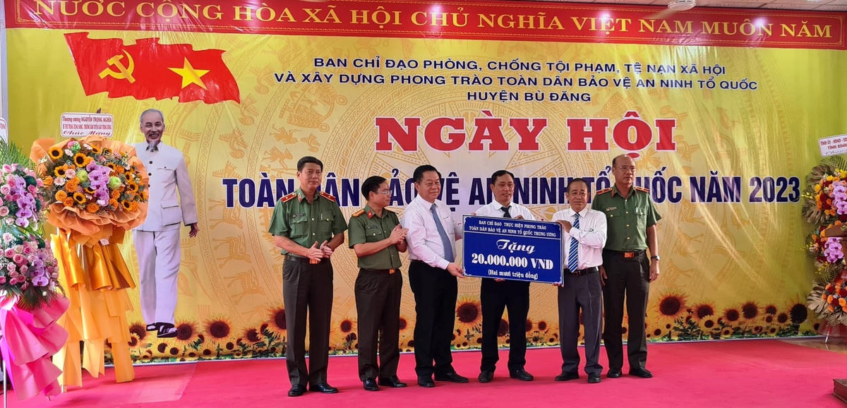 Bí thư Trung ương Đảng, Trưởng ban Tuyên giáo Trung ương Nguyễn Trọng Nghĩa trao quà cho địa phương.