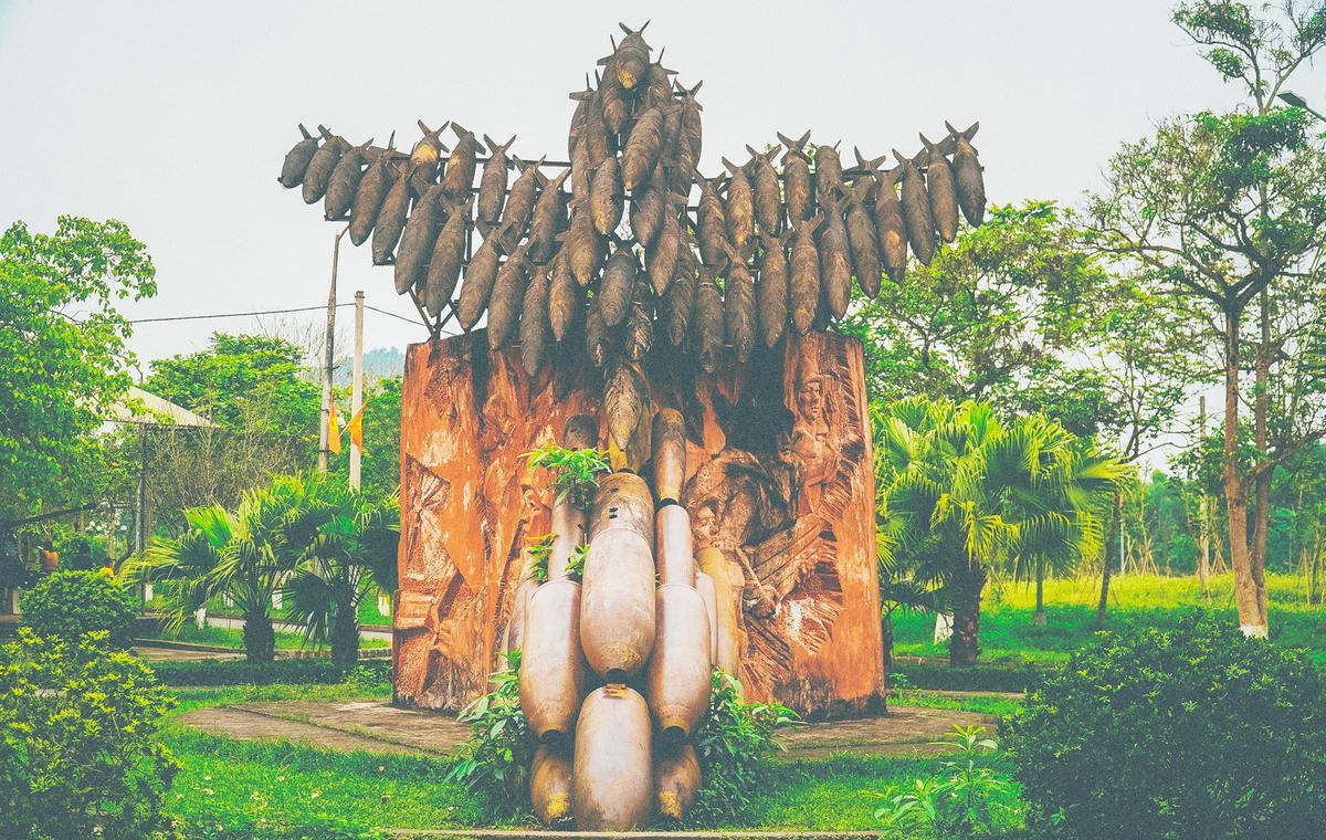 Chỉ tính riêng 240 ngày đêm từ tháng 3 đến tháng 10/1968, không quân địch đã trút xuống đây 48.600 quả bom các loại, mặt đất biến dạng, đất đá cày đi xới lại. Mỗi mét vuông đất nơi đây đã gánh 3 tấn bom.