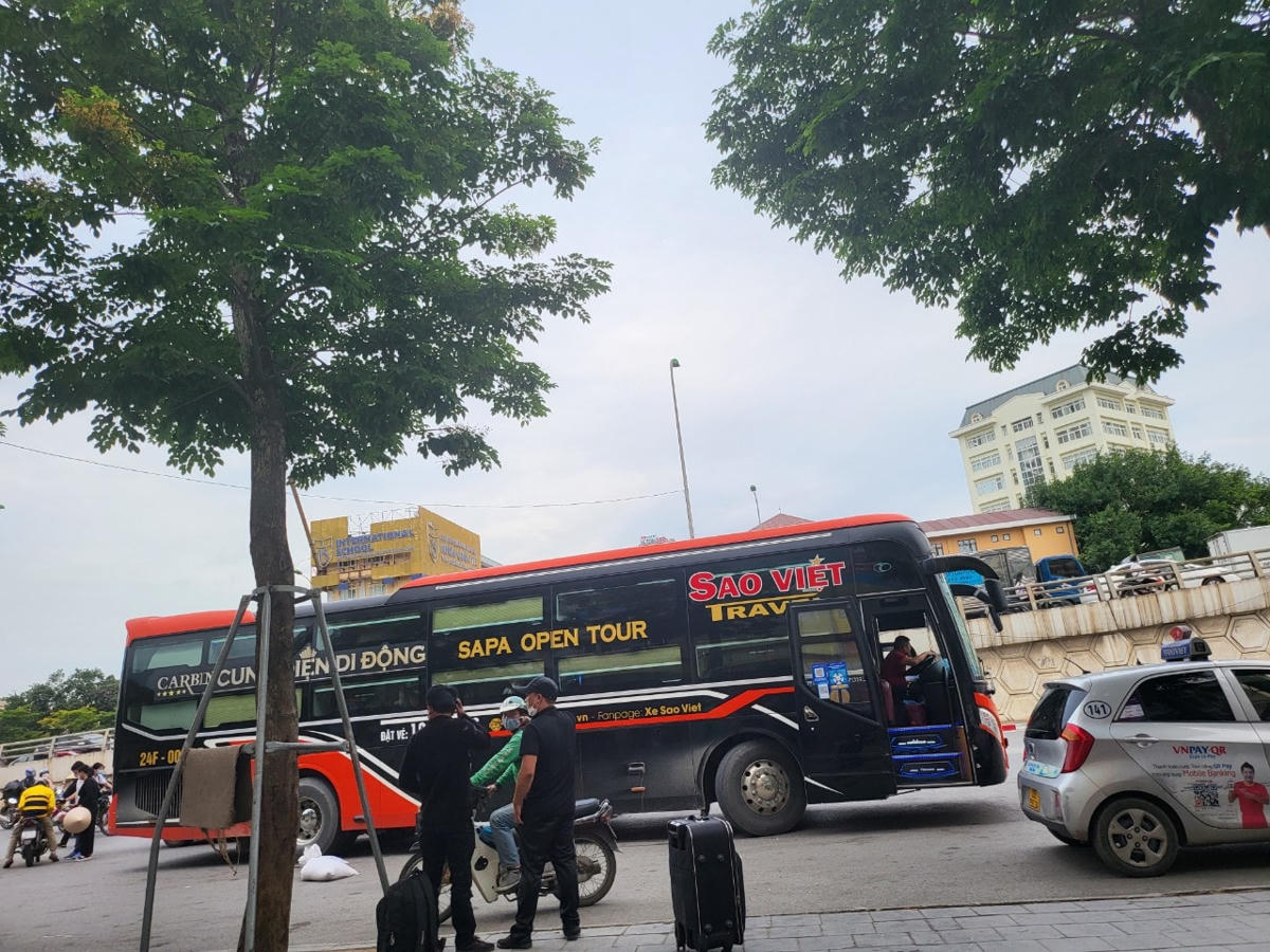 Tại văn phòng số 7 Phạm Văn Đồng, các xe của nhà xe Sao Việt còn ngang nhiên dừng, đón trả khách dưới chân cầu vượt Mai Dịch, ngay sát ngã tư Hồ Tùng Mậu - Phạm Hùng.