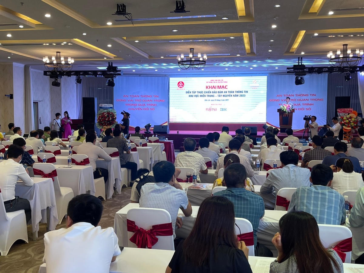 Toàn cảnh buổi khai mạc.