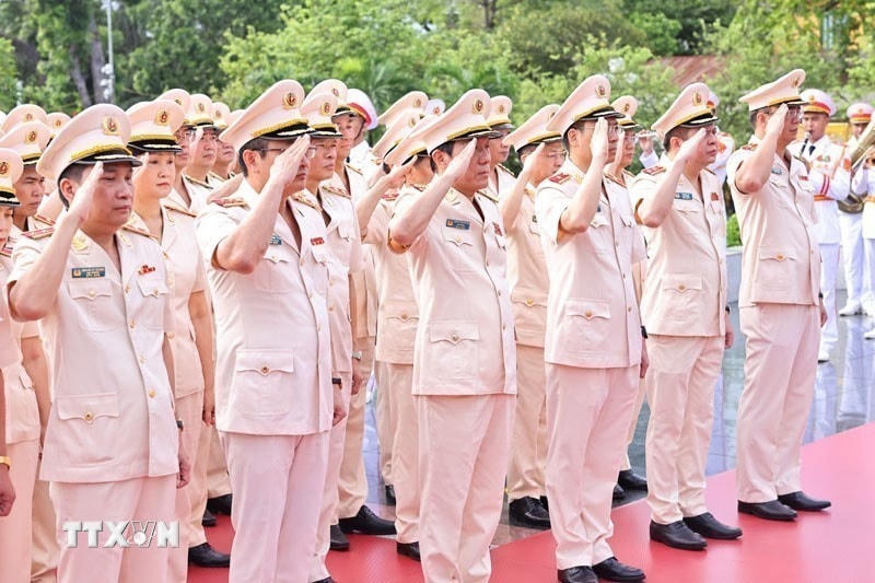 Đoàn đại biểu Đảng ủy Công an Trung ương và Bộ Công an đặt vòng hoa tại Đài tưởng niệm các Anh hùng liệt sỹ. (Ảnh: Minh Đức/TTXVN)