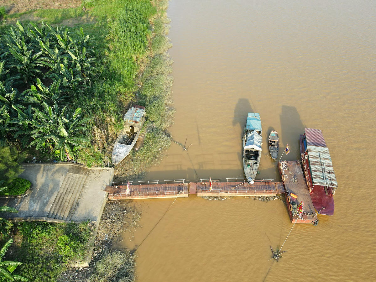 Bến thuyền nằm ở dưới chân đền Cô Bơ, nơi du khách sẽ ghé vào khi tổ chức lễ hội Đền Hàn Sơn.